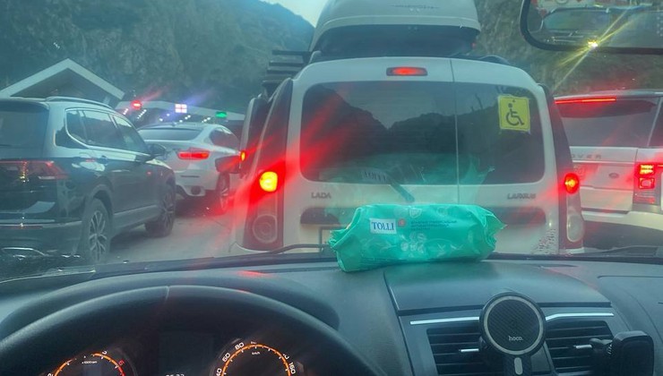 24 saatda 20 mindən çox şəxs ölkəni tərk etdi: Sərhəddə səfərbərlik tıxacı - FOTOLAR
