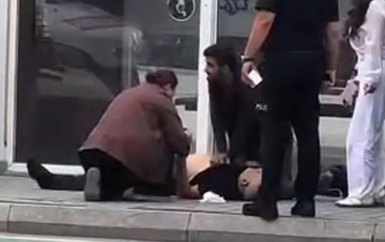 Küçədə infarkt keçirən şəxsə ürək masajı etsə də - Xilas etmək mümkün olmadı-Yenilənib