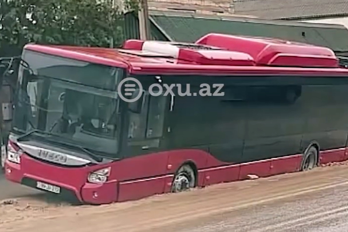 Avtobus yolda yaranan çuxura düşdü - Video