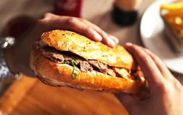 “Fast food” yeyən yeniyetmələr zəhərləndi