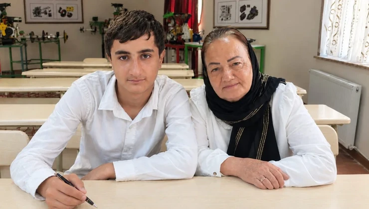63 yaşlı nənə 16 yaşlı nəvəsi ilə eyni liseydə oxuyur - FOTO
