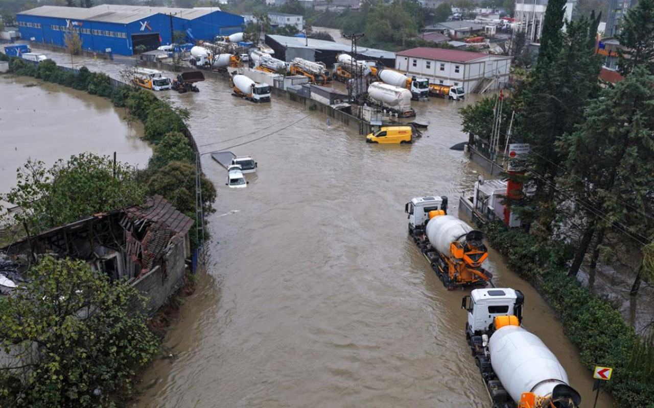 İstanbulda leysan davam edir, 2 nəfər öldü - Video