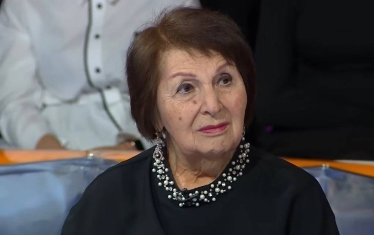 “Anam halsız olur, çox vaxt yatır” - Ofeliya Sənaninin qızı