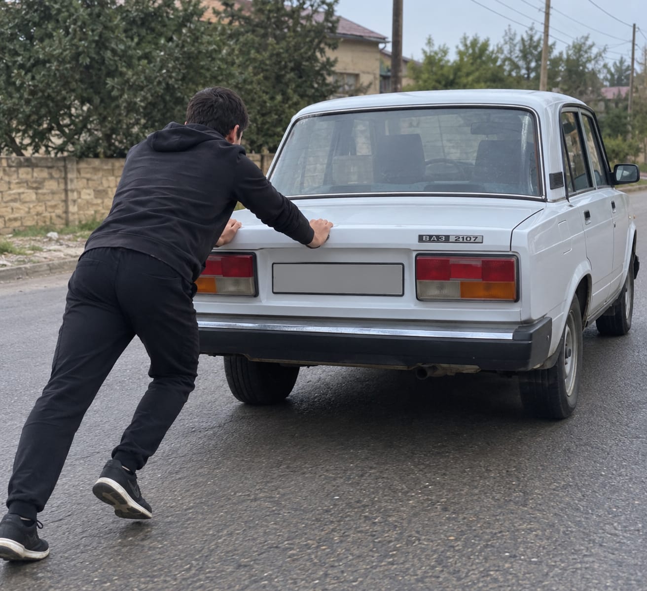 Xırdalanda avtomobili itələyərək qaçıran gənc HƏBS OLUNDU