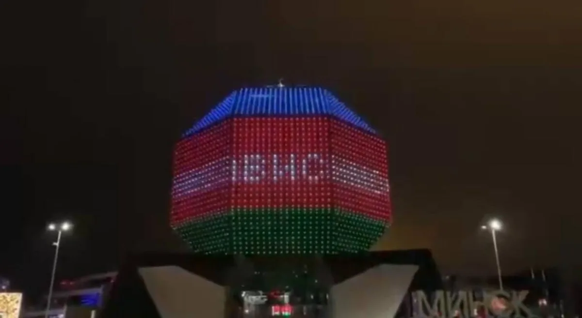 Belarus Milli Kitabxanasının binası Azərbaycan bayrağının rəngləri ilə işıqlandırılıb