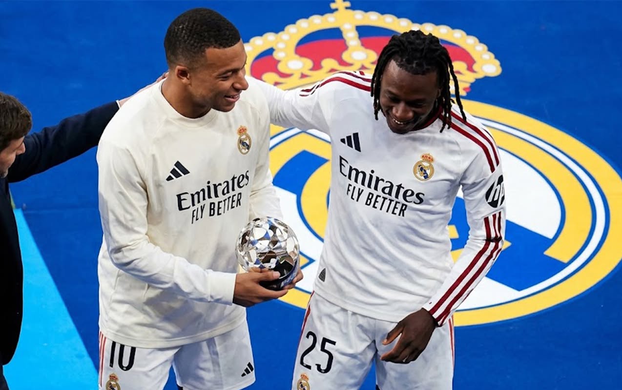 Mbappe mükafatını komanda yoldaşına vermək istədi - Video