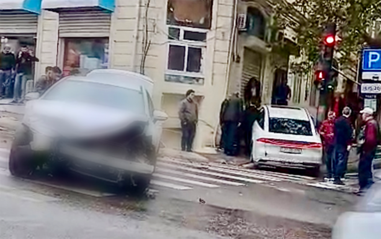 Bakının mərkəzində qəzaya düşən maşın səkiyə çıxdı - Video