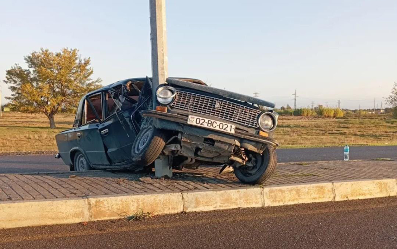 17 yaşlı oğlanın sürdüyü maşın elektrik dirəyinə çırpıldı - Foto