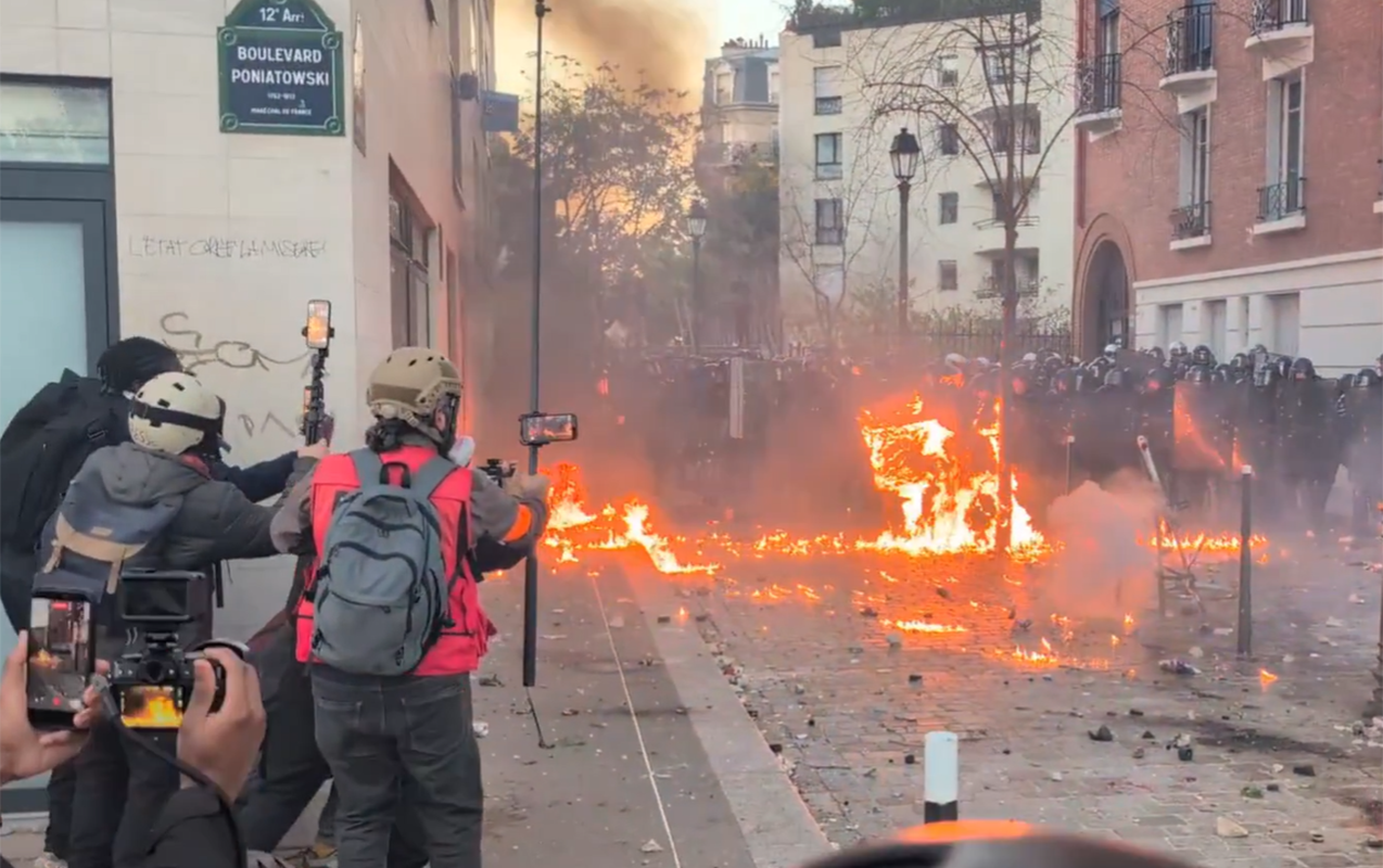 Parisdə etirazçılar polisə “Molotov kokteyli” atdı, yanğınlar törətdilər - Video