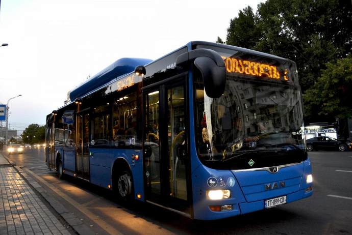 AYNA-nın etmədiyini Gürcüstanda çoxdan ediblər: Cəmi 70 qəpiyə 5-6 dəfə avtobusa minmək olur