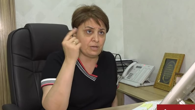 İş masasına həbs qoyulan baş həkim vəzifəsindən gedib - Borc 200 mini ötüb