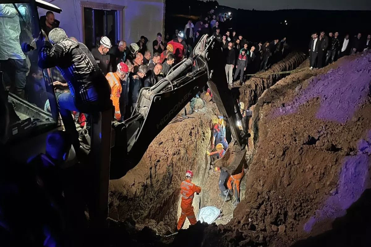 Türkiyədə kanalizasiya qazıntısı zamanı torpaq uçqunu baş verib: ölənlər var
