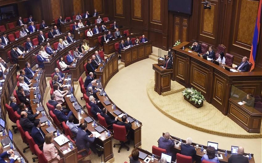 Ermənistan parlamenti səs çoxluğu ilə hakimiyyətin zorakılıqla dəyişdirilməsi cəhdini pisləyib