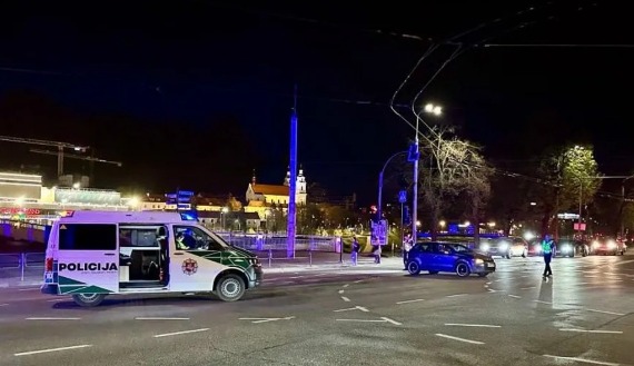 Azərbaycan səfirliyinin avtomobili Vilnüsün mərkəzində qəzaya düşüb