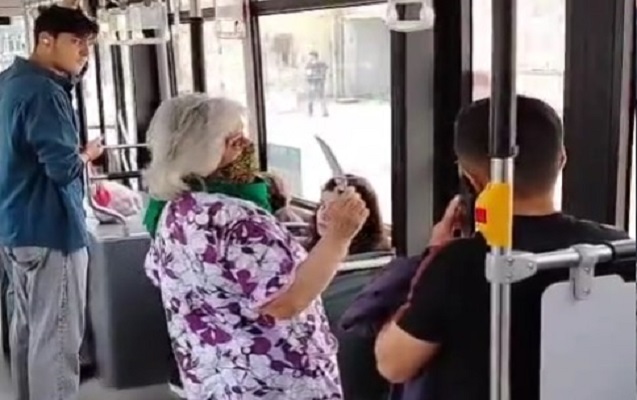 Bakıda qadın avtobusda bıçaqla sərnişinləri hədələdi - Video
