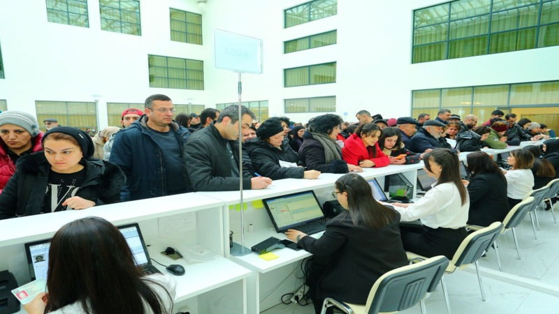 Xəstəxana qarşısında növbələr: Bu problemi necə həll etmək olar? - Ekspert