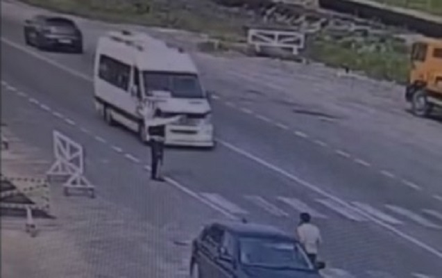 Narkotik qəbul edən sürücü mikroavtobusu polislərin üzərinə sürdü - ANBAAN VİDEO