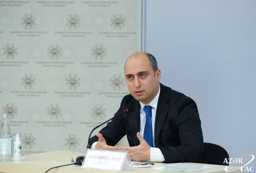 “Oturub uşaqlara normal dərslik yazmaq lazımdır” - Nazir