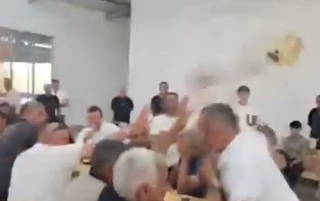 Gürcüstanda azərbaycanlı deputat seçiciyə çaynik atdı - Video