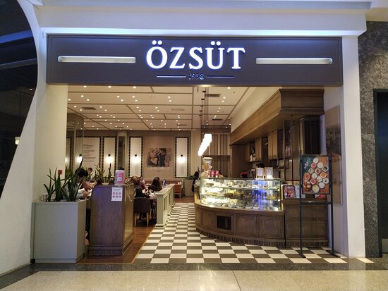 “Gənclik Mall”dakı “Özsüt”də masalarda tarakan gəzir-Fotofakt