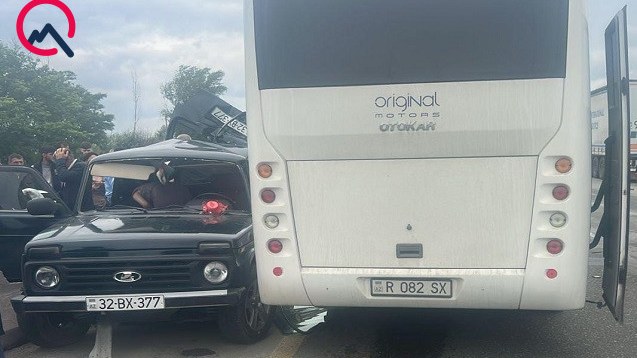 Dövlət qurumunun avtobusu qəzaya uğradı