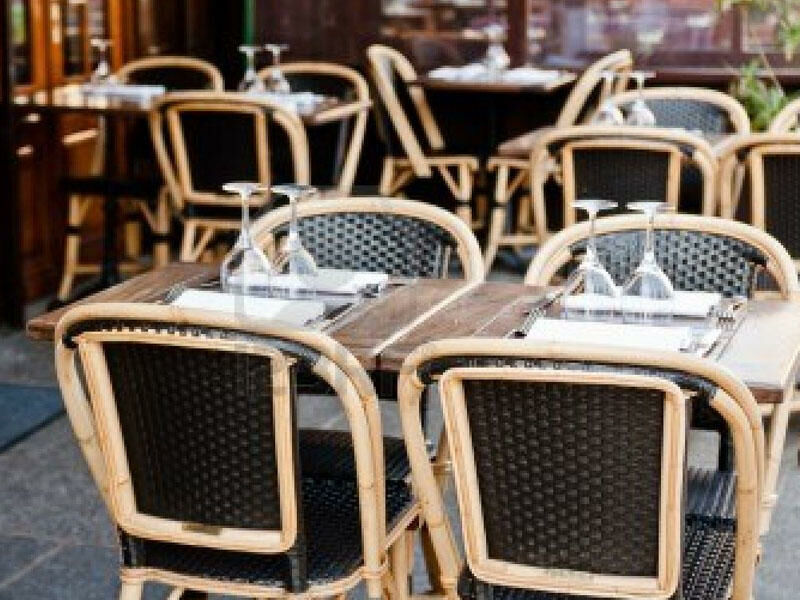 Restoranlardan 1100-dən çox stul oğurlayan dəstə saxlanıldı: Görün harada satıblar