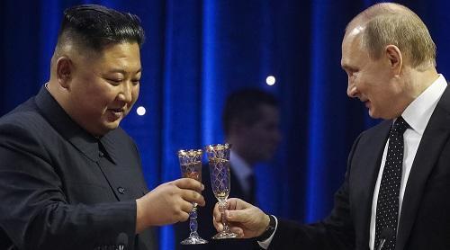 Kim Çen İn Putinin sağlığına badə qaldırdı - VİDEO