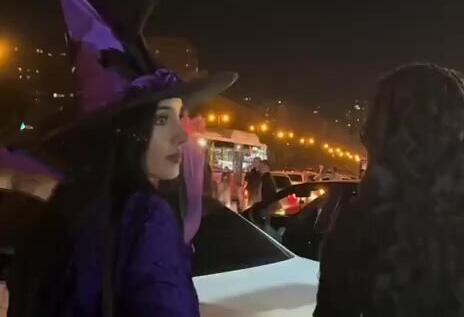 Bakıda qızlar küçəyə bu geyimdə çıxıb onlara baxanları "ifşa etdilər" - VİDEO