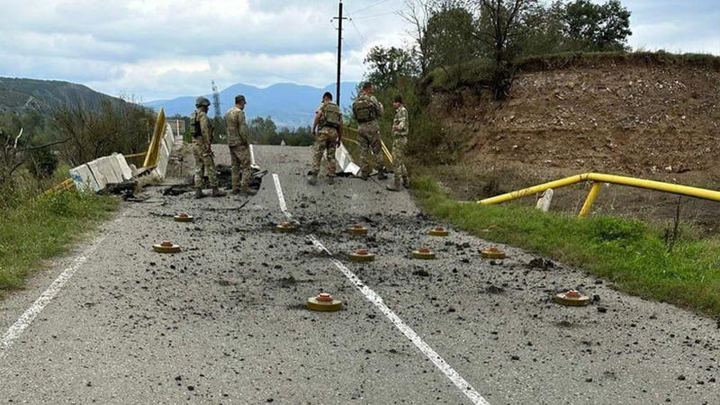 Separatçılar qaçmazdan əvvəl Ağdərədə yolu minalayıblar (FOTO)