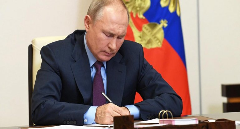 Putin bloklanan xarici aktivlərlə bağlı fərman imzaladı