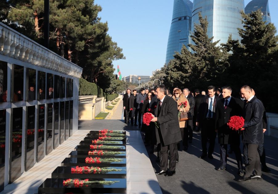 Türkiyəli nazir Şəhidlər xiyabanında - FOTO