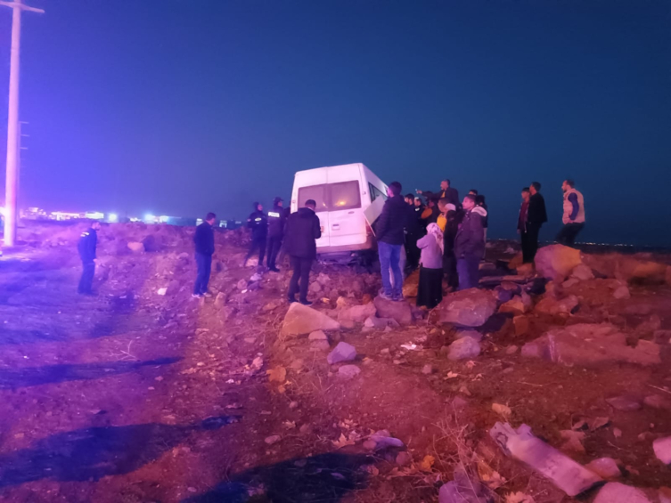 Fəhlələri daşıyan mikroavtobus aşıb, 15 nəfər yaralanıb - FOTO
