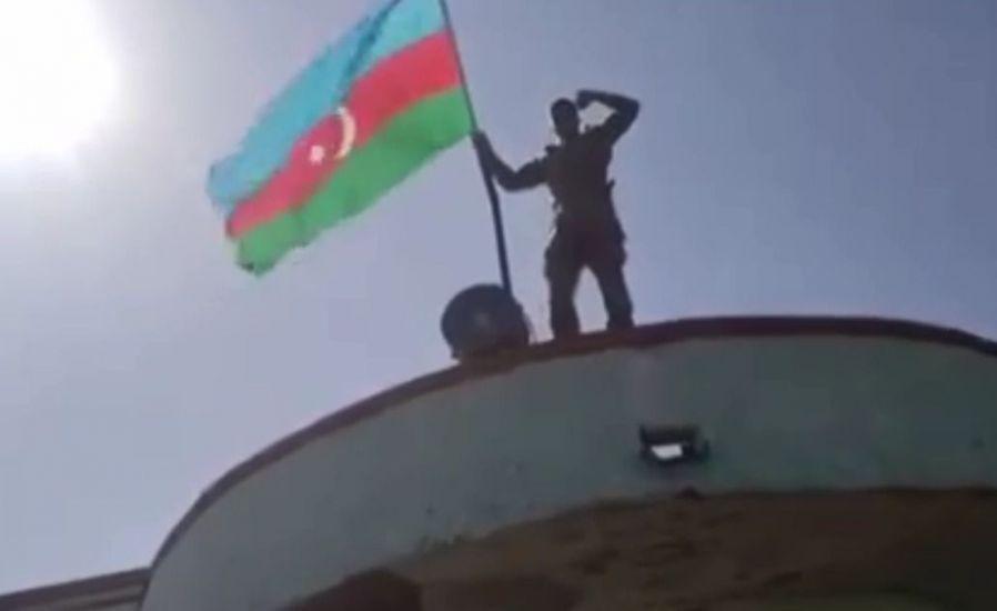 Xocalıda daha bir binada Azərbaycan bayrağı ucaldılıb – VİDEO