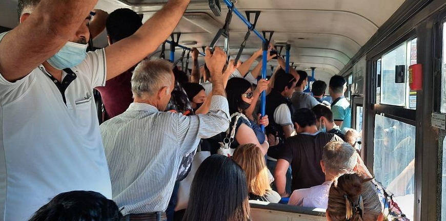 Avtobusda xanıma nömrə vermək istədi, cavabın ağır aldı - VİDEO