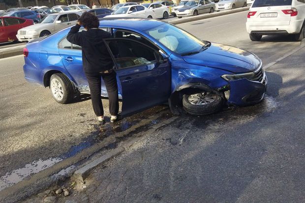 Bakıda qadın sürücü idarəetməni itirdi, maşın işıqfora çırpıldı - ANBAAN VİDEO