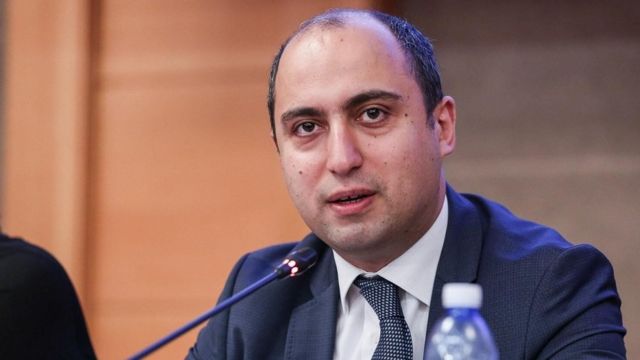 Emin Əmrullayev bir şagirdin təhsili üçün xərclənən vəsaiti açıqlayıb