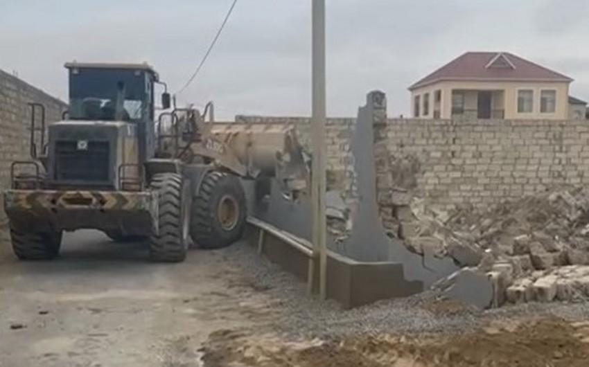 Bakıda qanunsuz tikili sökülüb - Video