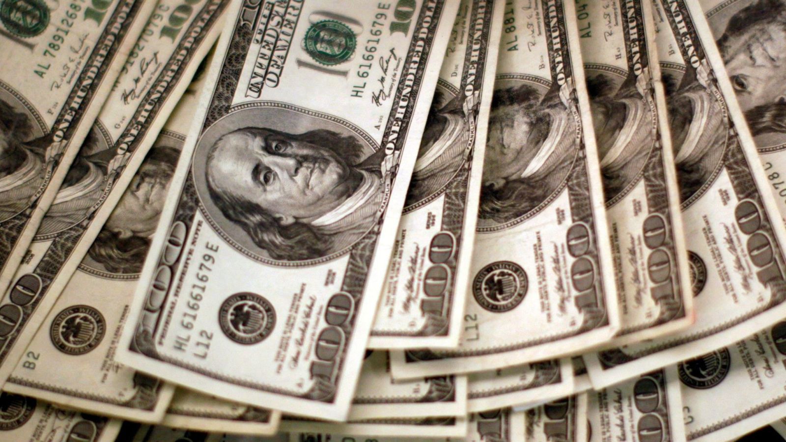 "Əksər banklar üçün "köhnə dollarlar" yeni və asan gəlir mənbəyinə çevrilib" - VÜQAR BAYRAMOV 