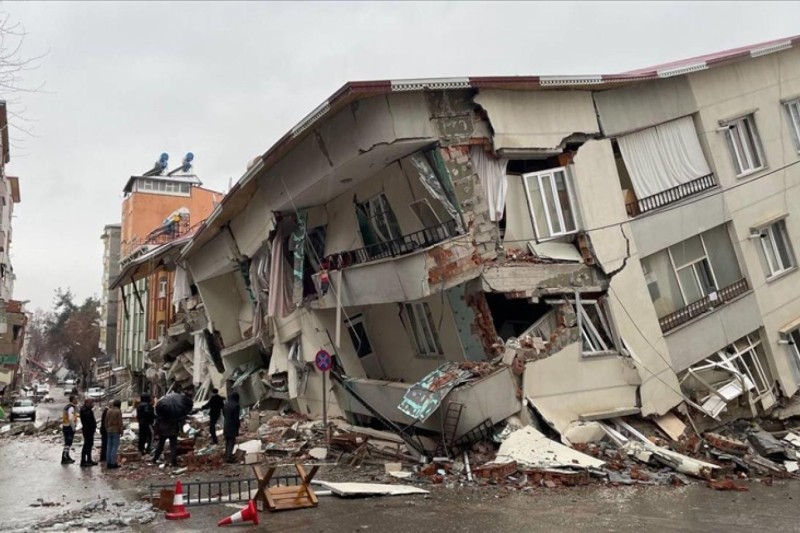Zəlzələdə ölən adam dəfn edilərkən "dirildi" - FOTO