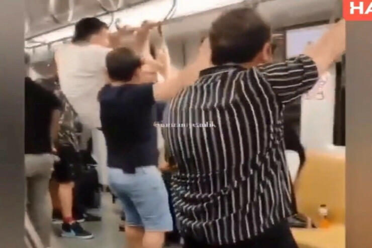 Metroda dava: Sərnişini təpiklədi - VİDEO