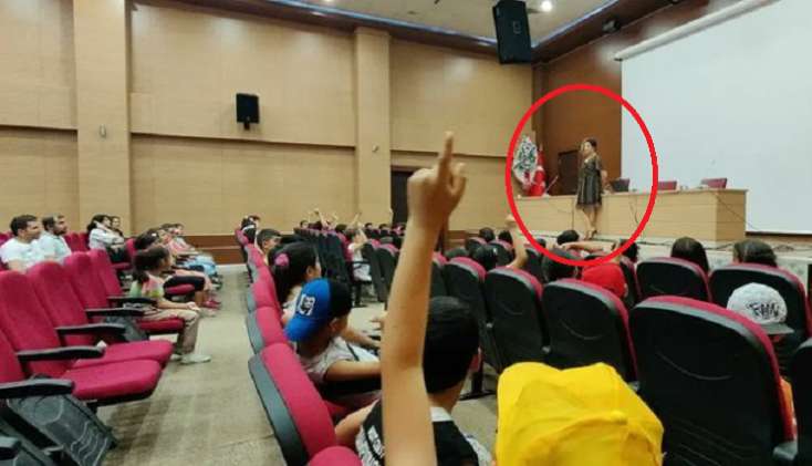 Molladan qısa ətək geyinən qadına ŞOK REAKSİYA: "Masanın arxasına keç" / FOTO