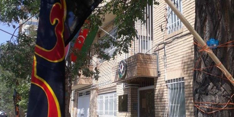 Təbrizdə SEPAH üzvləri Azərbaycan konsulluğu binasına dini bayraq asıblar – FOTO