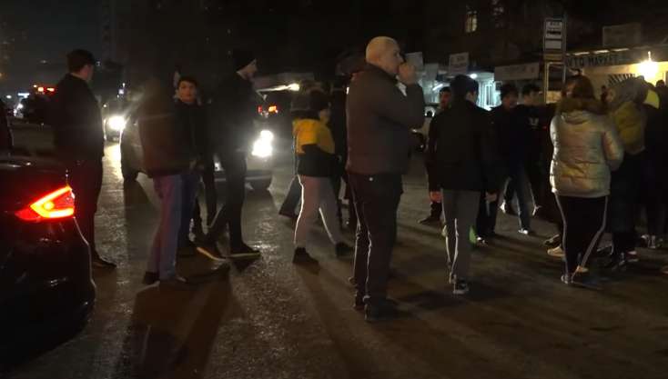 Bakıda gərgin anlar yaşandı: Əhali yolu bağladı - VİDEO