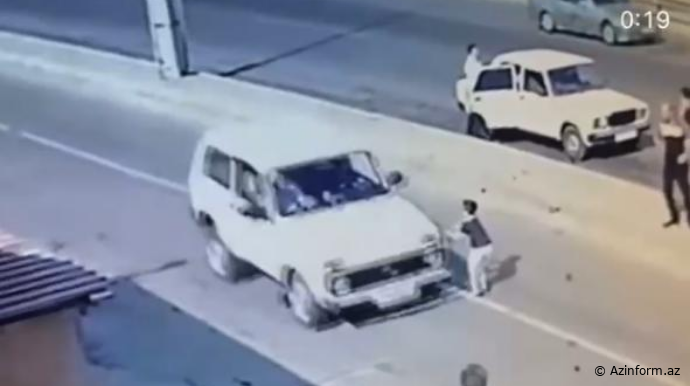 Yola qaçan uşaq az qala "Niva"nın altında qalacaqdı - VİDEO