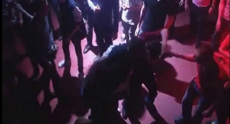 Toyda məhkəmə katibini döyən polis işdən çıxarıldı