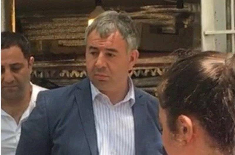 Məmur Toplum tv-nin jurnalistinə RÜŞVƏT TƏKLİF ETDİ, sonra onun telefonunu GÖTÜRÜB QAÇIB