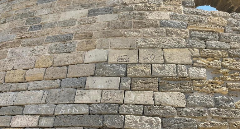 İçərişəhərin Qala divarlarında vandalizm - FOTOLAR