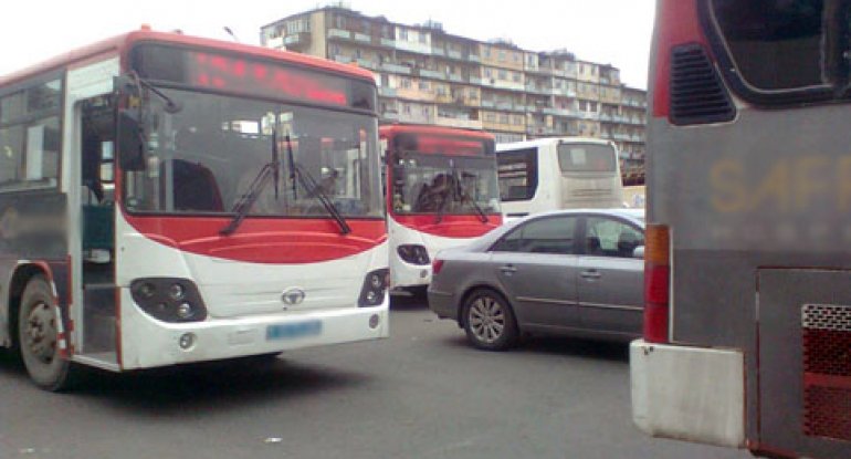 161 saylı marşrutda BİABIRÇILIQ – Qırıq qapı ilə sürücü yoluna davam edir