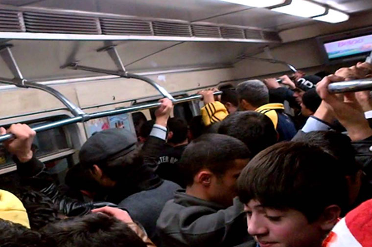 Bakı metrosunda əxlaqsızlıq - Sərxoş kişi qadına GÖRÜN NƏ ETDİ