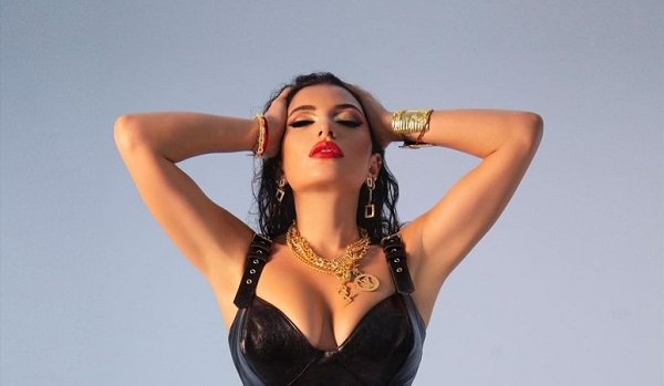 Dilarənin "body"sini öncə başına qaxınc etdilər, sonra təriflədilər - FOTO